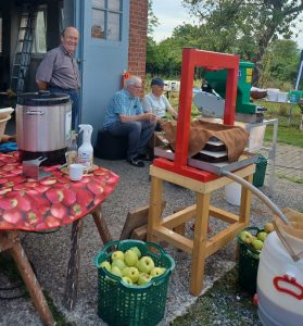 Beim Saftpressen Erich Poppenborg, Josef Bäumer, Eckhard Metzner