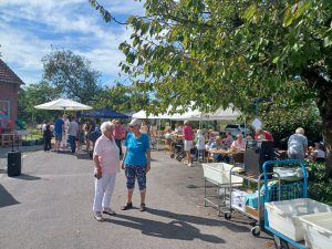 Gäste beim Apfelfest